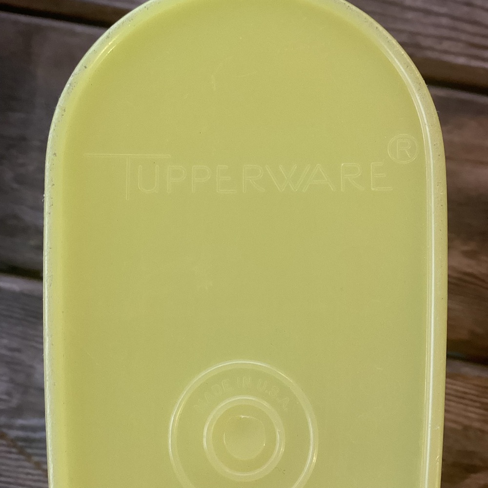 Tupperware Vintage Beverage Buddy Pitcher in yellow - 2 quart capacity - Picture 3 of 6